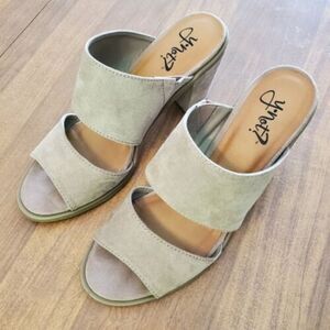 Y.Not? Womens Sz 10 Hope Heels Taupe Suede Shoes